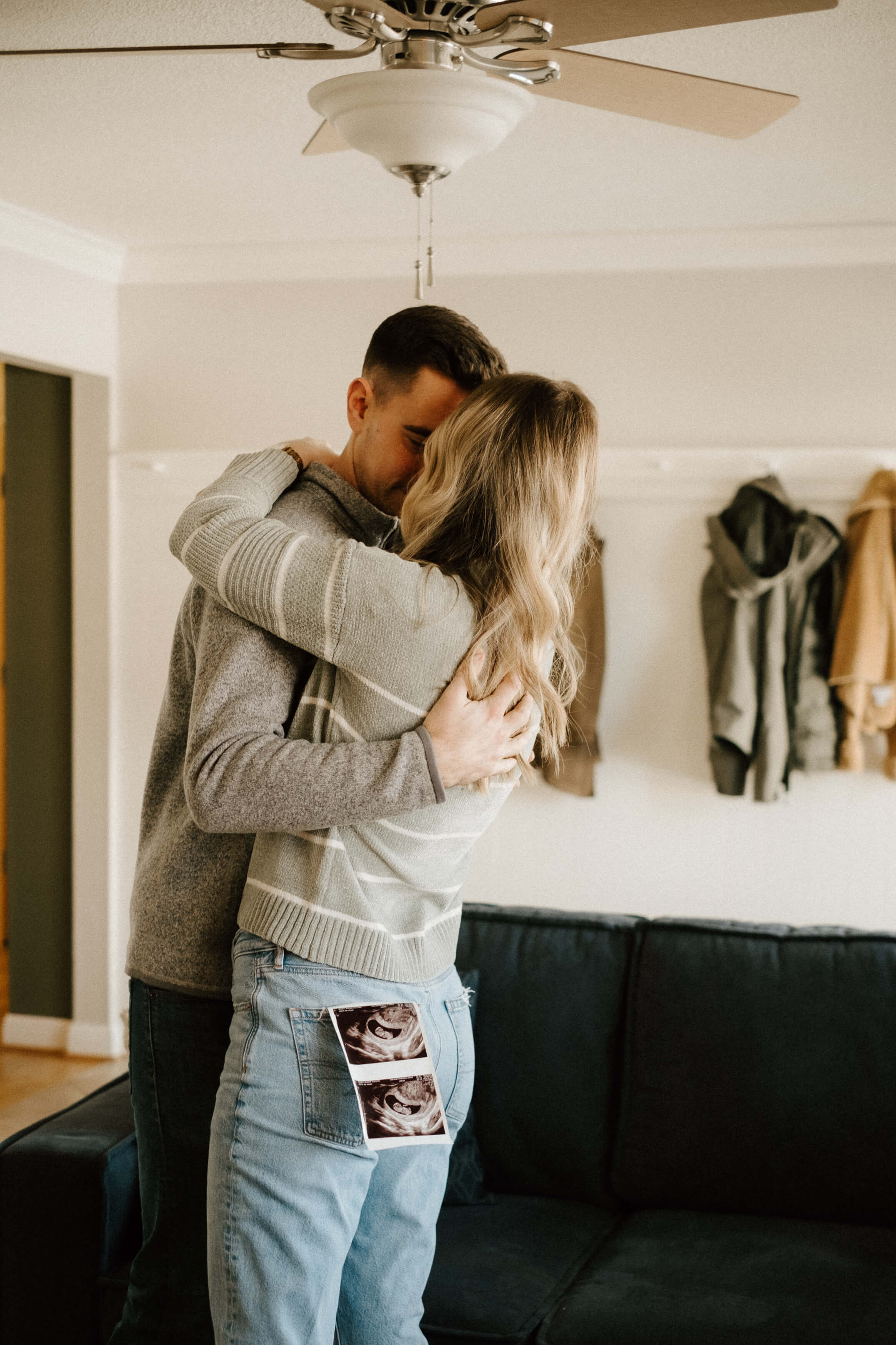 Intimate home gender reveal couple photoshoot stacey vandas photography60