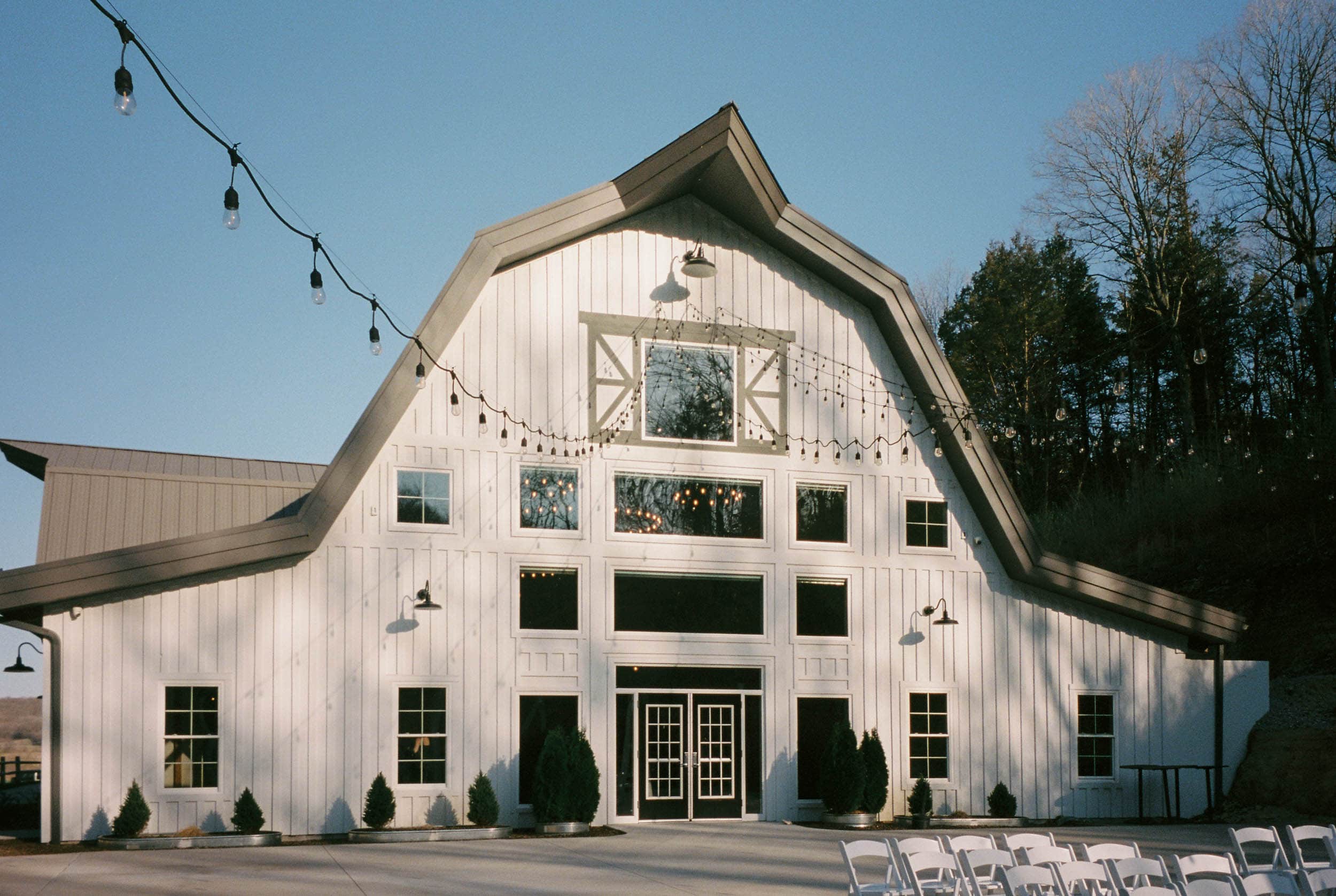 A white barn wedding venue in St. Louis Missouri.