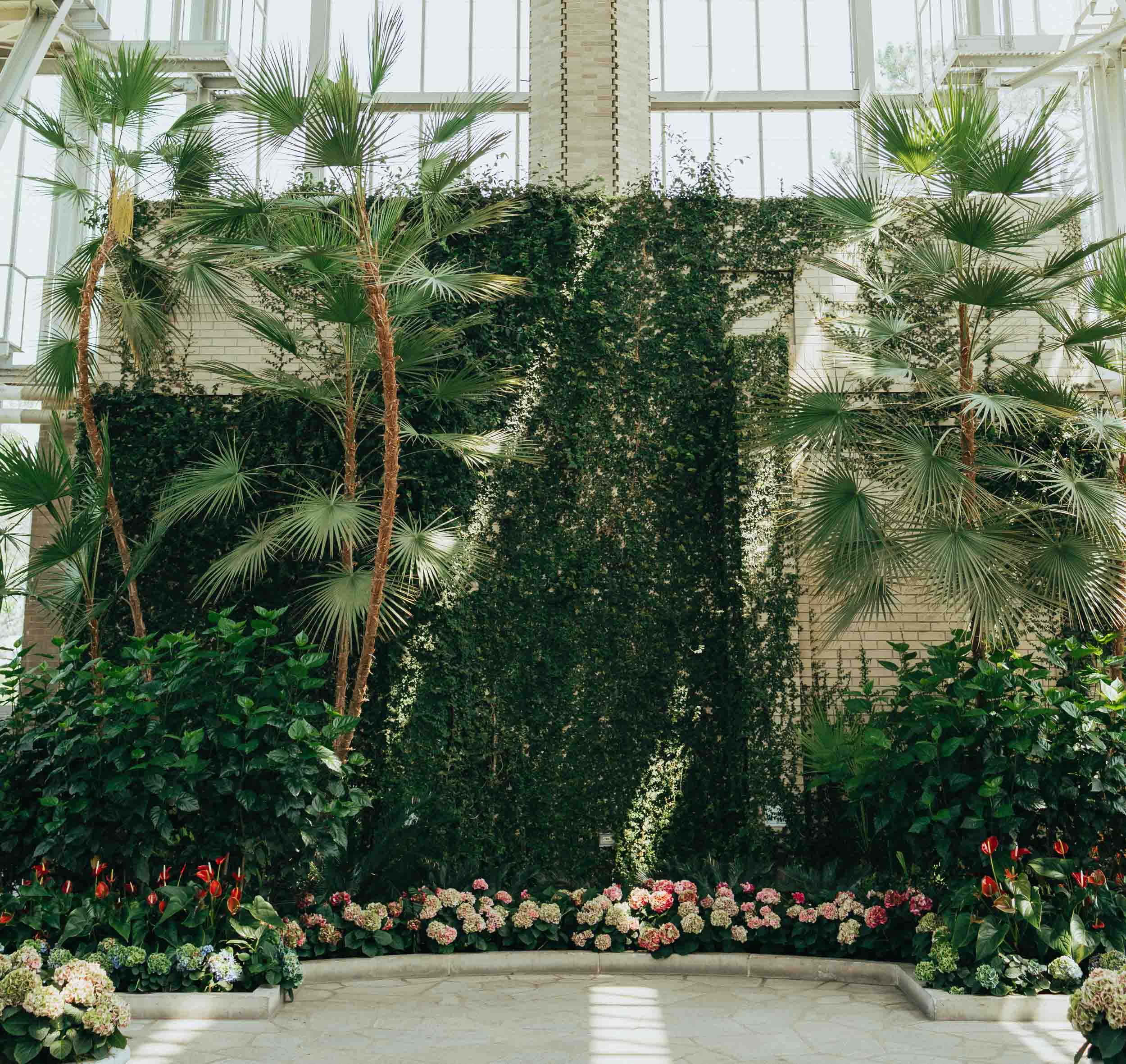 A lush green backdrop for wedding ceremonies at the Jewel Box in St. Louis, Missouri, shot by Stacey Vandas Photography.